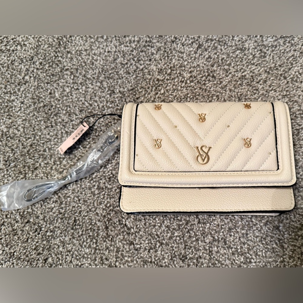 Victoria's Secret Cream Quilted Wristlet